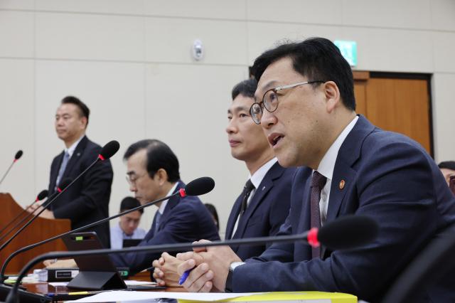 24일 오전 열린 국회 정무위원회의 종합감사에서 김병환 금융위원장이 의원 질의에 답변하고 있다 사진 연합뉴스