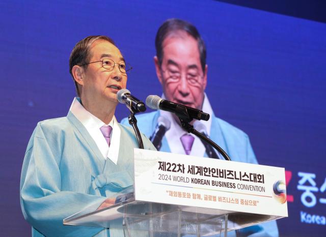 한덕수 국무총리가 지난 22일 전북 전주시 전북대학교 삼성문화회관에서 열린 제22차 세계한인비즈니스 대회 개회식에서 축사하고 있다 사진연합뉴스