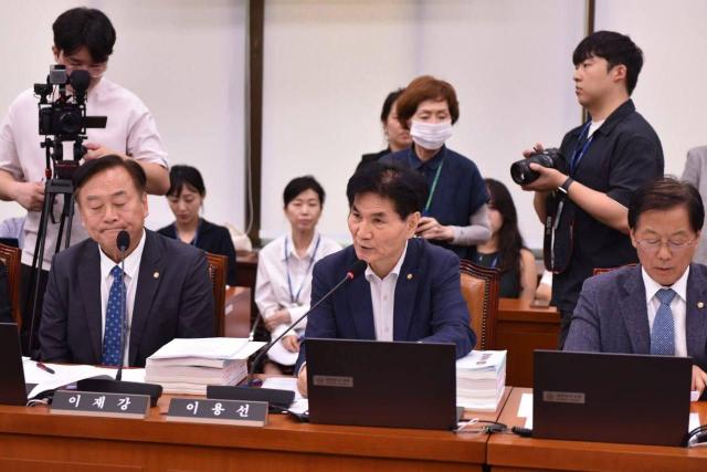 이용선 더불어민주당 의원은 24일 국회 외교통일위원회 종합 국정감사에서 정부가 우크라이나에 살상용·공격용 무기를 제공할 수도 있다고 밝힌 것 자체가 우크라 전쟁에 사실상 참전하는 것으로 간주될 수도 있다고 우려했다 사진이용선 민주당 의원실