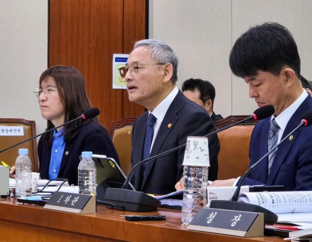 답변하는 유인촌 문화체육관광부 장관
유인촌 문화체육관광부 장관가운데이 24일 열린 국회 문화체육관광위원회의 종합 국정감사 자리에서 질의에 답변하고 있다사진연합뉴스