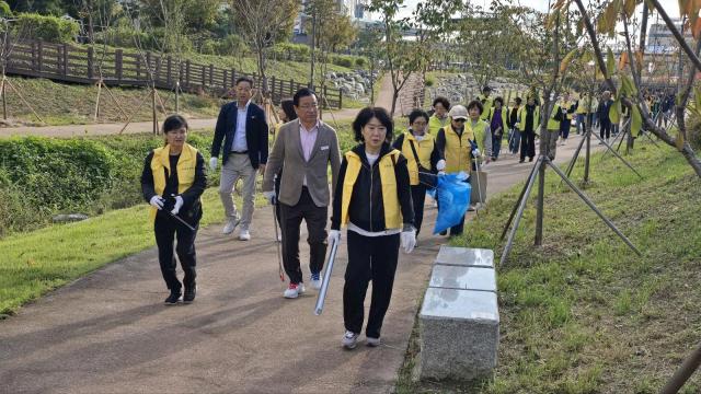 이현재 하남시장이 23일 망월천에서 진행된 ‘망월천 생태환경 정화 캠페인’에 참여해 쓰레기를 줍고 있다 사진하남시