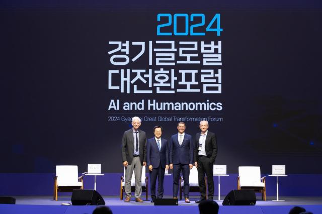 24일 오전 킨텍스에서 열린 2024 경기글로벌대전환포럼 개막식에서 김동연 경기도지사가 스튜어트 러셀 피터 노빅 바트 윌슨과 기념촬영을 하고 있다 사진경기도