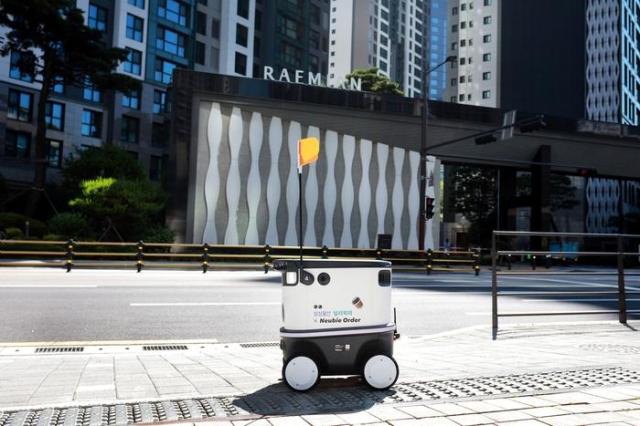 This photo shows Samsung CTs autonomous delivery robot Courtesy of Samsung CT