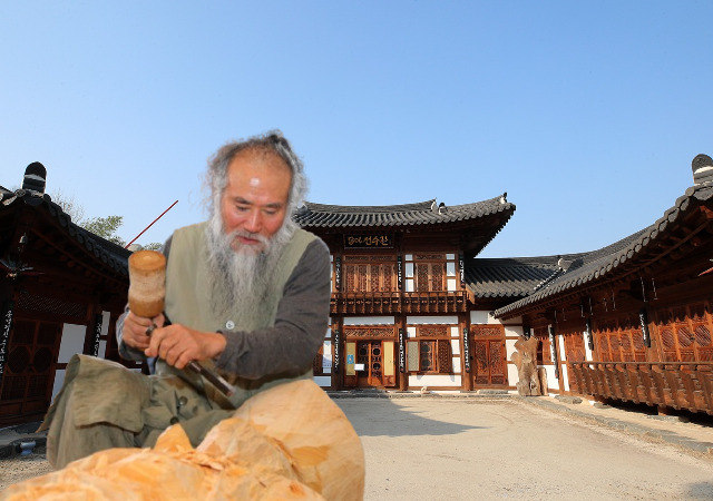 산청군 목조각장 전수관은 25일부터 내달 3일까지 ‘제26회 국가무형유산 목조각장 목아 박찬수 전승전’을 개최한다사진산청군