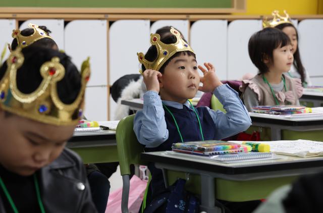 4일 서울 영등포구 문래초등학교에서 입학식을 마친 1학년 4반 신입생들이 교실에서 담임 선생님 말씀을 듣고 있다 202434 사진연합뉴스
  