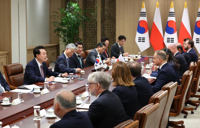 24일 윤석열 대통령 안제이 두다 폴란드 대통령과 확대 정상회담에서 발언을 하고 있다서울연합뉴스 