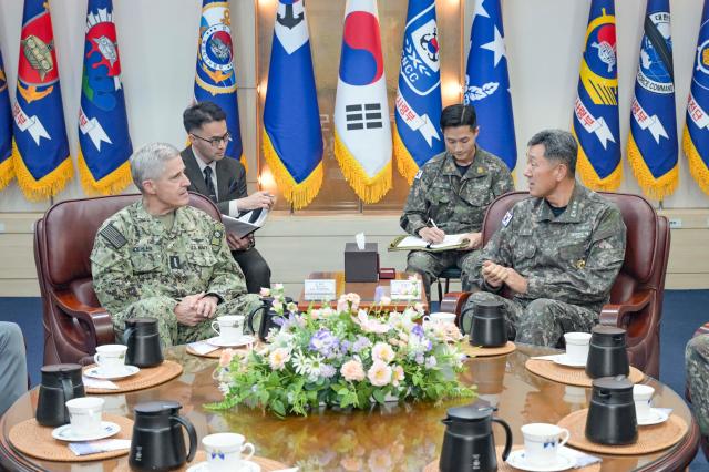 최성혁중장 해군작전사령관오른쪽이 미 태평양함대사령관인 스티브 쾰러 해군 대장을 만나 한미 해군 간 연합방위태세 강화 방안을 논의 하고 있다사진해군작전사령부