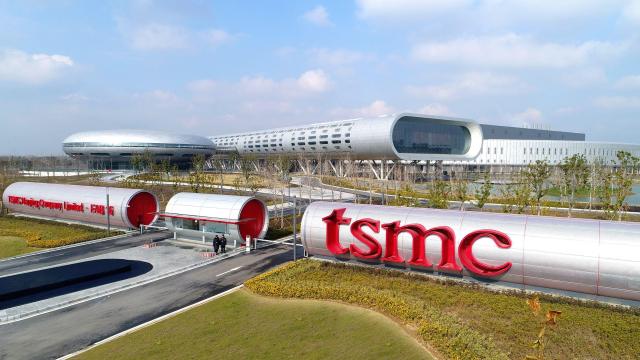 중국 난징에 위치한 TSMC 팹16의 출입구와 공장 전경사진TSMC