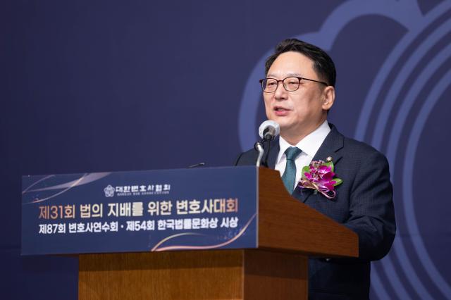 김영훈 대한변호사협회 협회장이 1일 오전 서울 중구 소공동 롯데호텔에서 열린 제31회 법의 지배를 위한 변호사대회에서 기조연설을 하고 있다 20230901사진유대길 기자 dbeorlf123ajunewscom