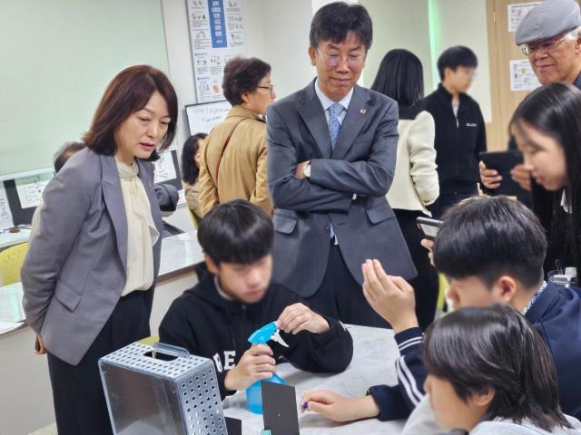 한국중등영어교육연구회 전국 시·도지회장 20명이 25일 전주 전주서곡중학교를 방문해 영어몰입형 수업의 우수사례를 공유하고 있다전북특별자치도교육청