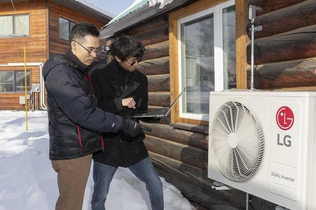 LG전자 연구원사진 오른쪽과 알래스카 페어뱅크스 김선우 교수가 혹한에서도 고성능을 내는 히트펌프를 테스트하고 있다 사진LG전자