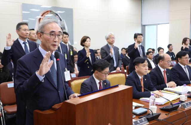 선서하는 김영섭 KT 대표
김영섭 KT 대표가 25일 국회에서 열린 과학기술정보통신위원회 국정감사에서 증인 선서를 하고 있다사진연합뉴스