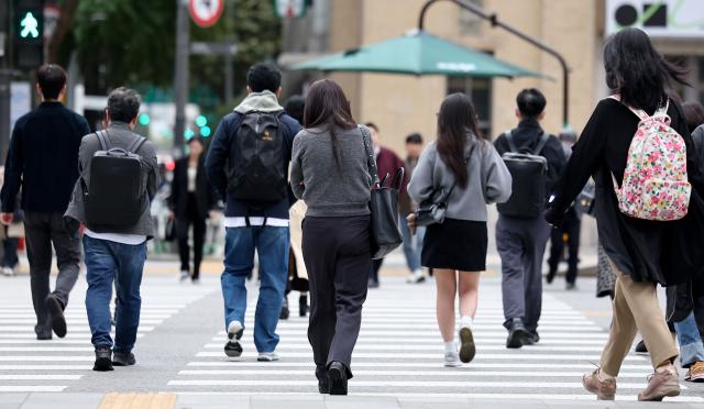 전국적으로 쌀쌀한 날씨를 보이는 21일 오전 서울 광화문광장에서 시민들이 외투를 입은 채 걸어가고 있다 사진연합뉴스