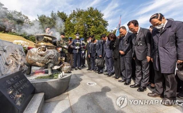 박정희 전 대통령 묘역 찾은 정치인들 사진연합뉴스