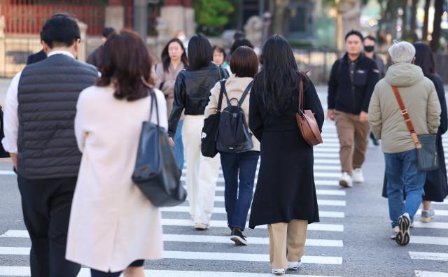 서울 아침 최저기온이 7도까지 떨어지며 추운 날씨를 보인 24일 오전 서울 종로구 광화문네거리에서 외투를 입은 시민들이 길을 건너고 있다. [사진=연합뉴스]