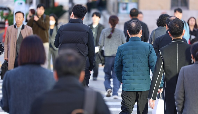 서울 아침 최저기온이 7도까지 떨어지며 추운 날씨를 보인 24일 오전 서울 종로구 광화문네거리에서 외투를 입은 시민들이 길을 건너고 있다 사진연합뉴스