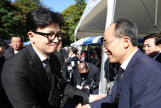 한동훈 국민의힘 대표왼쪽와 추경호 원내대표가 26일 오전 서울 동작구 국립서울현충원에서 열린 박정희 전 대통령 서거 45주기 추모식에 참석해 인사하고 있다 사진연합뉴스