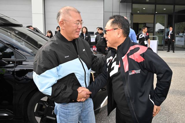 정의선 현대차그룹 회장왼쪽과 토요타 아키오 일본 토요타자동차그룹 회장이 27일 용인 스피드웨이에서 열린 현대 N x 토요타 가주 레이싱 페스티벌에서 인사를 나누고 있다 사진현대차