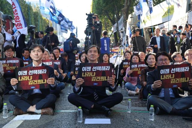 조국 조국혁신당 대표가운데와 황운하 원내대표오른쪽 사회민주당 한창민 대표왼쪽 등과 함께 26일 서울 대검찰청 앞에서 열린 윤석열 대통령 탄핵선언대회에 손팻말을 들고 참석해 있다 사진조국혁신당