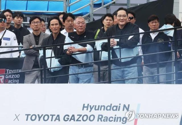 27일 오후 경기도 용인시 에버랜드 스피드웨이에서 열린 현대 N x 토요타 가주 레이싱Hyundai N x TOYOTA GAZOO Racing 페스티벌에서 정의선 현대자동차그룹 회장과 이재용 삼성전자 회장 조현범 한국타이어 회장이 연습 장면을 바라보고 있다 사진연합뉴스