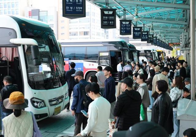 티머니 전산시스템이 마비된 27일 오후 청주 가경동 시외버스터미널에서 승객들이 버스를 기다리고 있다 사진연합뉴스DB 