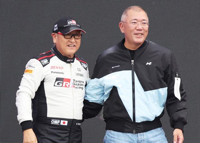  27일 오후 경기도 용인시 에버랜드 스피드웨이에서 열린 현대 N x 토요타 가주 레이싱Hyundai N x TOYOTA GAZOO Racing 페스티벌에서 정의선 현대자동차그룹 회장과 도요다 아키오 일본 도요타자동차그룹 회장이 함께 포즈를 취하고 있다 사진연합뉴스