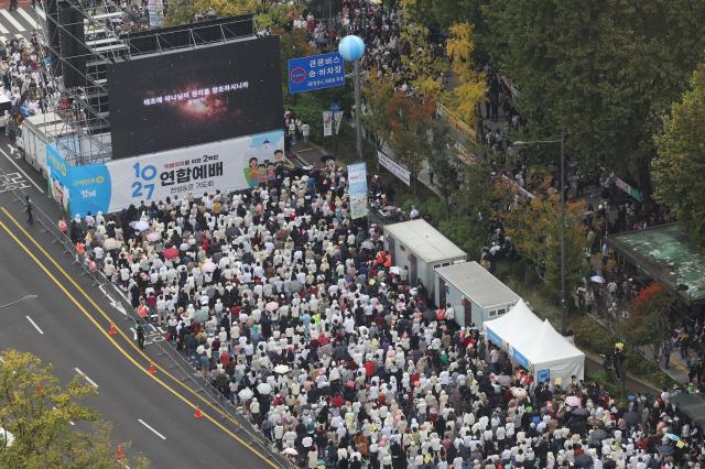 27일 오후 서울 중구 서울광장 일대에서 개신교계 임의 단체인 한국교회 200만 연합예배 및 큰 기도회 조직위원회가 동성결혼 합법화와 차별금지법 제정 반대를 촉구하는 집회를 열고 있다 사진연합뉴스