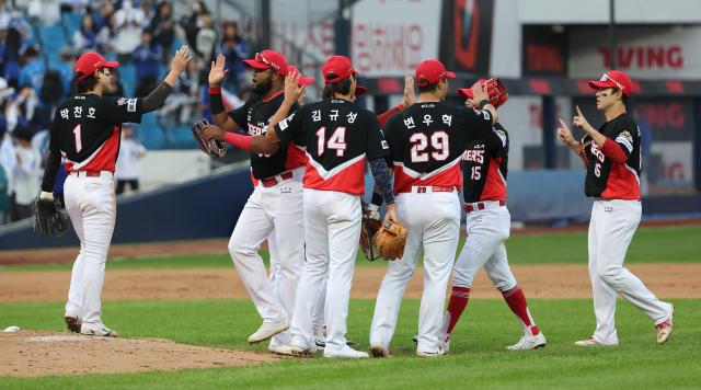 26일 대구 삼성라이온즈파크에서 열린 2024 신한 SOL뱅크 KBO 포스트시즌 한국시리즈 4차전 삼성 라이온즈와 KIA 타이거즈의 경기에서 9-2로 승리한 KIA 선수들이 기뻐하고 있다 사진연합뉴스