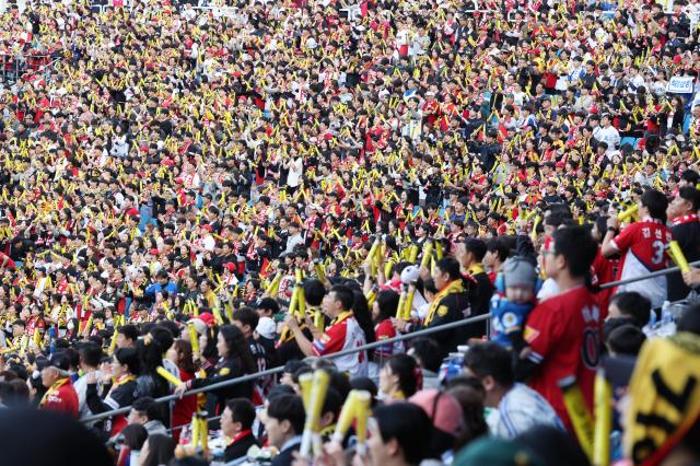 26일 대구 삼성라이온즈파크에서 열린 2024 신한 SOL뱅크 KBO 포스트시즌 한국시리즈 4차전 KIA 타이거즈와 삼성 라이온즈의 경기 기아가 삼성에 9-2로 앞서가는 가운데 기아팬들이 응원전을 펼치고 있다 사진연합뉴스