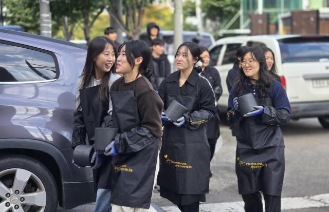 사랑의연탄나눔운동은 따뜻한 겨울나기 연탄나눔운동을 회원 100여 명의 진행으로 비산동 일대에서 봉사했다 사진사랑의연탄나눔운동