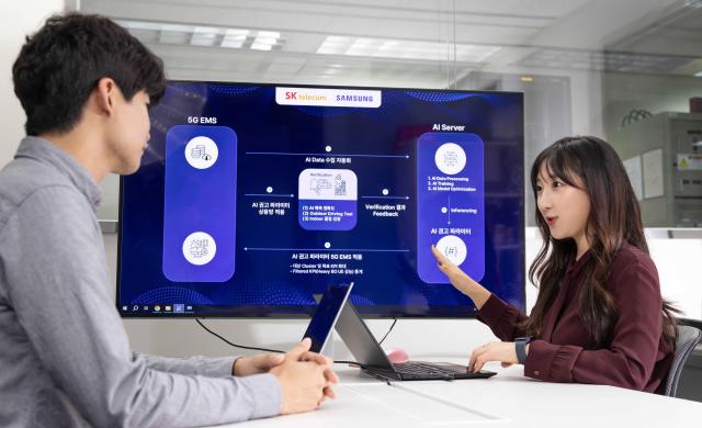 SK텔레콤과 삼성전자 직원이 인공지능AI 기반 5G 기지국 품질 최적화 기술AI-RAN에 관해 회의하는 모습 사진SK텔레콤