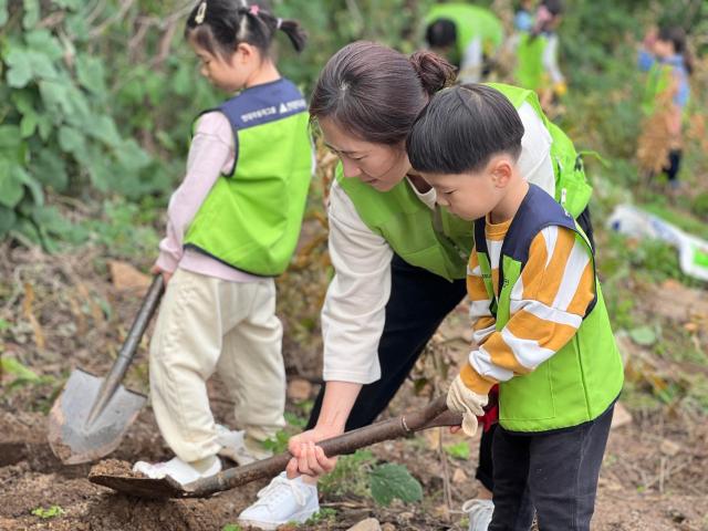 지난 19일 현대엔지니어링 임직원과 임직원 가족이 서울 마포구 상암동 노을공원에서 생태숲 가꾸기 봉사를 하고 있다 20241019 사진현대엔지니어링