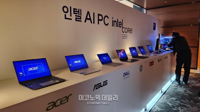 신형 AI CPU 출시 행사장 내부에 총 7개사의 AI 노트북 PC가 진열돼 있다사진유환 기자