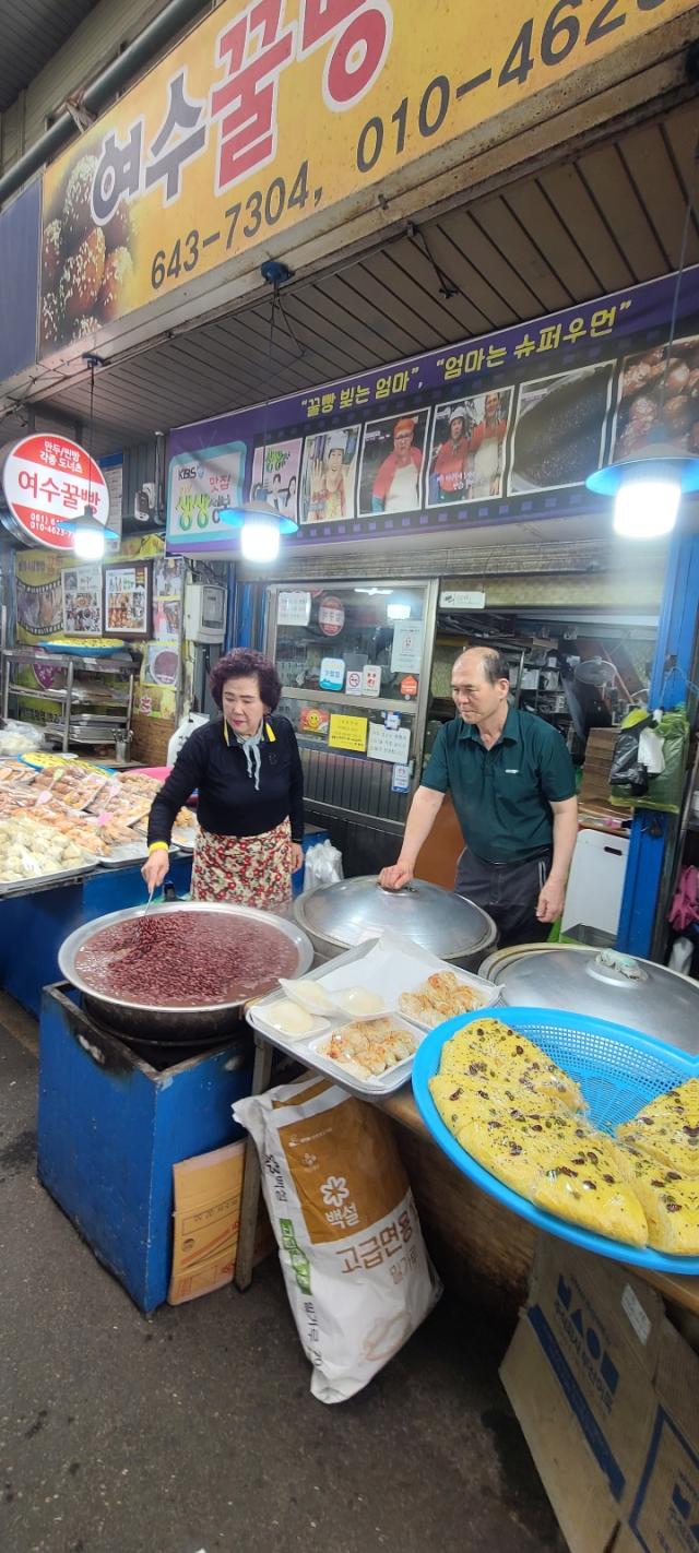 여수 서시장 사랑빵집을 운영중인 윤송자67 손영수70부부 사진박기현 기자