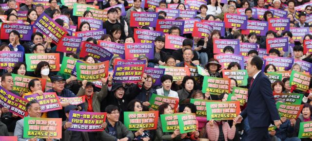 추경호 국민의힘 원내대표가 28일 오후 국회 본청 앞 계단에서 열린 제천-삼척간 고속도로 예비타당성 통과 및 조기 건설을 위한 대국민 설명회에 참석하고 있다 사진연합뉴스