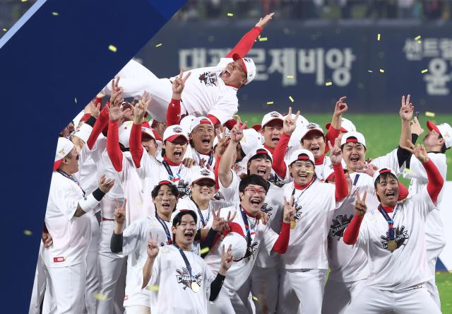 28일 광주 기아챔피언스필드에서 열린 2024 신한 SOL뱅크 KBO 포스트시즌 한국시리즈 5차전 삼성 라이온즈와 KIA 타이거즈의 경기가 끝난 뒤 7년 만에 통합우승을 달성한 KIA 선수들이 이범호 감독을 헹가래치고 있다