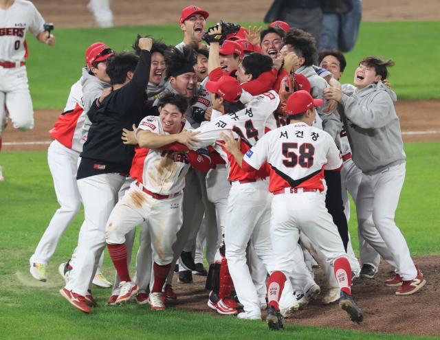 28일 광주 기아챔피언스필드에서 열린 2024 신한 SOL뱅크 KBO 포스트시즌 한국시리즈 5차전 삼성 라이온즈와 KIA 타이거즈의 경기 삼성에 승리하며 7년 만에 통합우승을 달성한 KIA 선수들이 기뻐하고 있다 사진연합뉴스