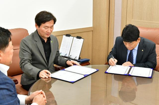 조현일 경산시장가운데이 영남사이버대학교 관계자와 관·학 협력 협약을 체결 하고 있다사진경산시