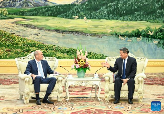 Chinese Vice Premier He Lifeng talks with Ben Keswick executive chairman of Jardine Matheson at the Great Hall of the People in Beijing China on Monday Xinhua-Yonhap