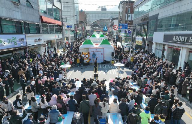 축제 관람객으로 붐비고 있는 지난해 열린 구미라면축제 모습사진구미시