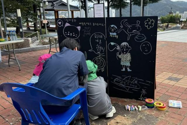 과하천 물동이 축제에서 시민들이 축제 프로그램에 참여 하고 있다사진김천시시설관리공단