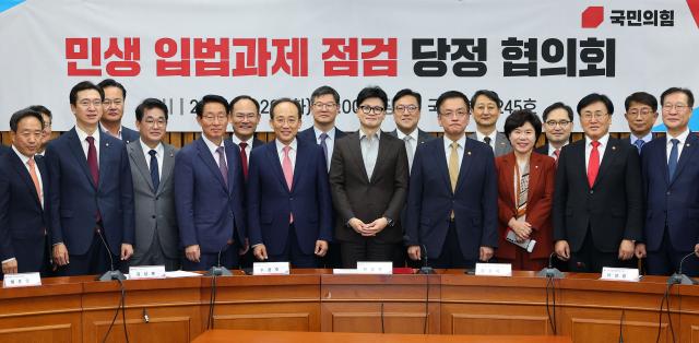 한동훈 국민의힘 대표와 추경호 원내대표 최상목 경제부총리 박성재 법무부 장관 등이 29일 오전 서울 여의도 국회에서 열린 민생 입법과제 점검 당정협의회에서 기념촬영을 하고 있다 사진연합뉴스