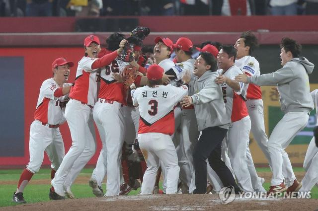 기아 타이거즈가 28일 광주 챔피언스필드에서 열린 프로야구 한국시리즈 5차전에서 삼성 라이온즈를 꺾고 우승을 차지했다 우승을 확정짓고 선수들이 열광하고 있다사진연합뉴스