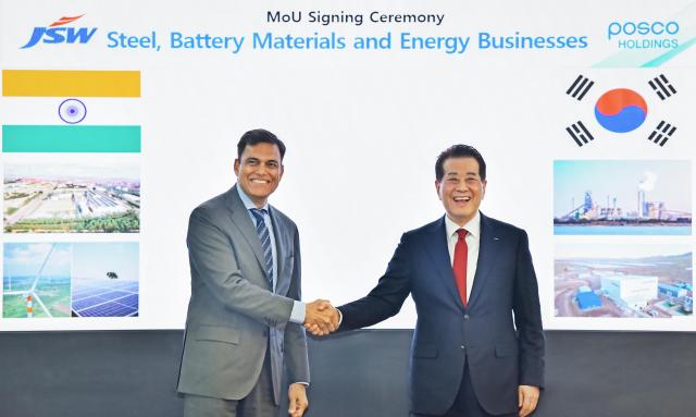 POSCO Group Chairman Jeong-woo Choi right and JSW Group Chairman Sajjan Jindal after signing an MOU for cooperation in steel battery materials and renewable energy in Mumbai Tuesday Courtesy of Posco