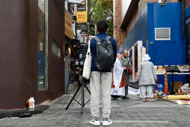 A visitor pays respects at October 29 Memorial Alley in Seoul on Oct 29 2024 AJP Kim Dong-woo