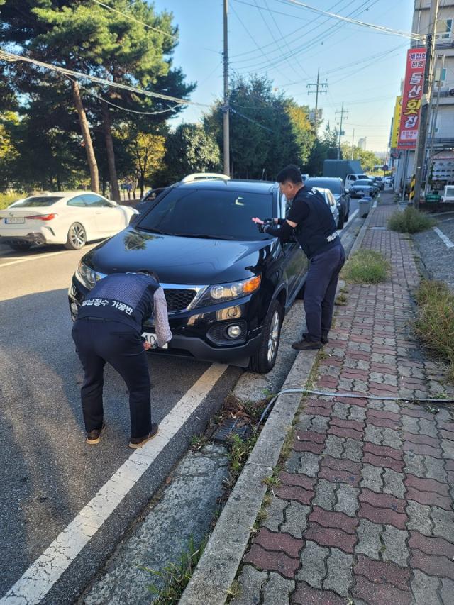 순천시 체납징수 기동반이 자동차세 및 과태료 체납 차량에 대해 번호판을 영치하고 있다 사진순천시