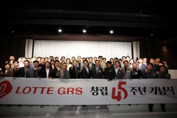 지난 24일 서울 강남 그랜드힐컨벤션에서 열린 롯데GRS 창립 45주년 기념행사에서 임직원들이 단체 사진을 찍고 있다 사진롯데GRS