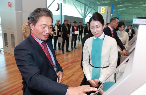 이학재 인천공항공사 사장이 30일 인천공항 제2여객터미널 확장지역에서 셀프 체크인 시스템을 점검하고 있다사진인천국제공항공사