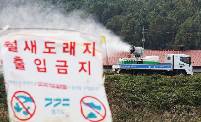 21일 경기도 용인시 처인구 백암면 청미천 일대에서 용인축산농협 방역차가 조류인플루엔자AI 예방을 위해 방역을 하고 있다 
    