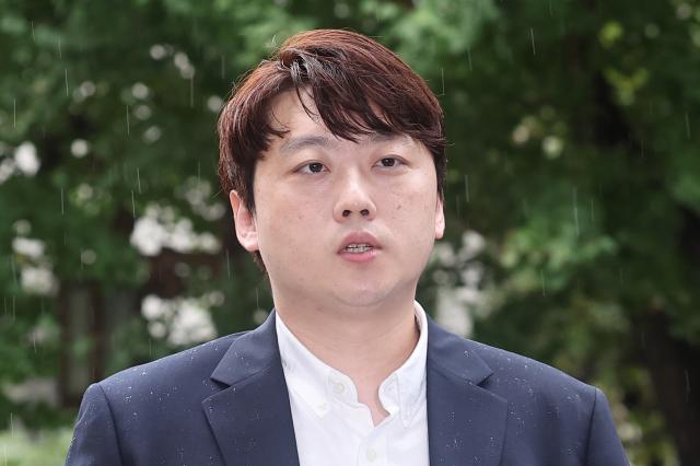 박단 대한전공의협의회대전협 비상대책위원장이 참고인 조사를 위해 지난 8월21일 오전 서울 마포구 서울경찰청 광역수사단으로 출석하며 취재진에 입장을 밝히고 있다 사진연합뉴스